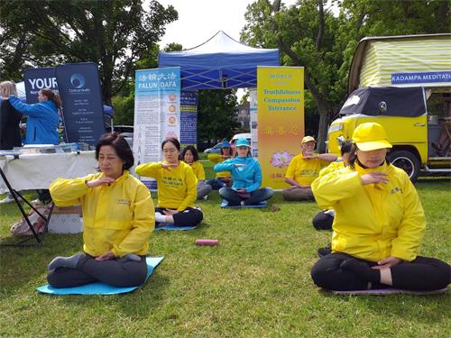 圖1～2：零二二年六月四日與五日，蘇格蘭、紐卡斯爾和倫敦的部份法輪功學員在愛丁堡草地藝術節上傳播法輪功的真相。圖為學員們正在演示功法。