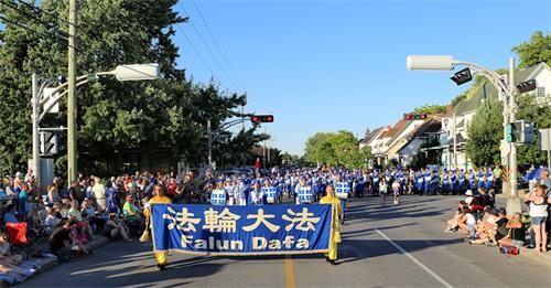 '圖1：二零二二年六月二十四日，法輪大法團體受邀參加加拿大魁北克瓦利菲爾德（Salaberry-de-Valleyfield）市的省慶日慶祝遊行。'