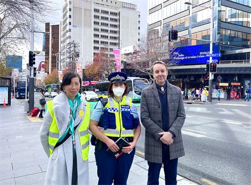 圖21：女警官溫迪﹒皮克林（中）讚賞天國樂團的演奏。