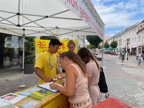 '圖Infostand_Eisenstadt_24.06_2、3：六月二十四日，學員們在艾森施塔特（Eisenstadt）舉辦了信息日。'