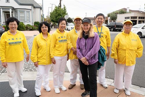 圖7：Linda Morine 很高興在回家的路上遇到法輪功學員