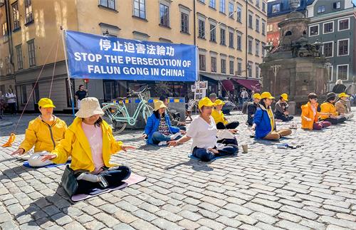 圖1： 二零二二年六月四日，法輪功在諾貝爾博物館前舉辦活動，學員們在展示法輪功的五套功法。