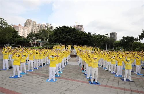 圖1～2：中區部份法輪功學員午後聚集文心公園廣場以法輪功五套功法、向過往市民與遊客展現大法美好。