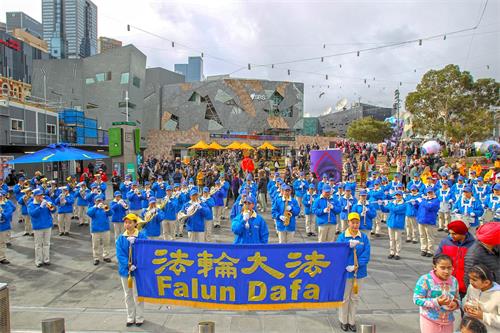 '圖1：二零二二年七月九日，墨爾本部份法輪功學員在市中心聯邦廣場舉行「七二零反迫害集會。圖為天國樂團在演奏。'