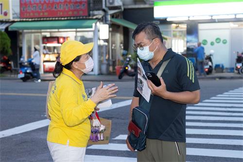 『圖4～8：法輪功學員向過往市民與遊客演示法輪功優美祥和的五套功法，同時部份學員在街頭巷尾向過往民眾發放《明慧週報》等真相材料。'