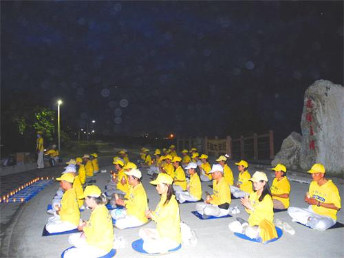 圖8：夜幕低垂，台東學員點亮燭光，默默悼念二十三年來為堅守正信被迫害致死的中國法輪功學員。