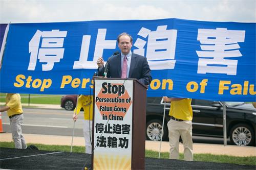 圖15：捍衛自由國際聯盟（Alliance Defending Freedom （ADF） International） 的法律顧問肖恩﹒尼爾遜（Sean Nelson）在集會上發言。