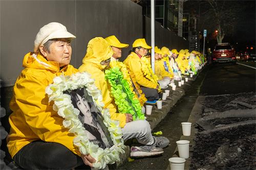 圖2：張瀚文（左一）和同修們在中領館夜悼被中共迫害致死的法輪功學員