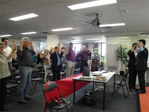 圖5：二零一二年四月三日，王元甫在澳洲雪梨（Sydney）華僑文教服務中心（Sydney Chinese Culture & Education centre）演講，現場教與會者法輪功功法。