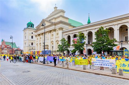 圖1～9：遊行隊伍經過了波蘭政府機構集中地段以及華沙的重要旅遊景點、鬧市區和古城區，民眾關注