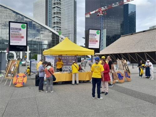 圖1：法輪功學員在巴黎郊區拉德芳斯（La Défense）廣場舉行集會活動，向遊人和民眾展示法輪功功法，揭露中共迫害法輪功罪行。