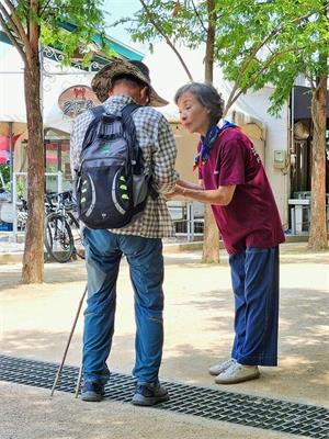 圖2：每個週末，李英蘭女士都會給有緣人介紹法輪功。