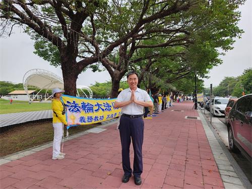 '圖6：陳瑩聰雙手合十誠心恭賀師尊，「恭祝師尊生日快樂！」'