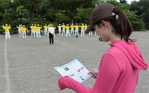 '圖7：閱讀法輪功資料的奈緒小姐'