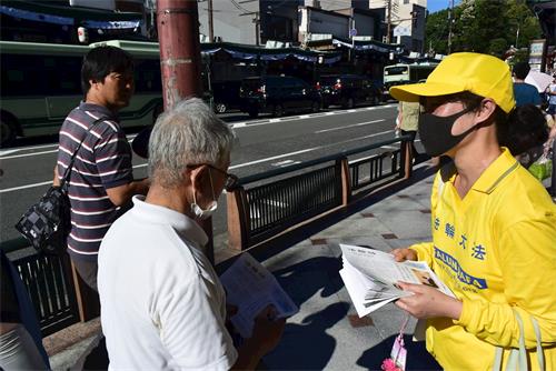 '圖13：聽學員講解活摘器官真相的和田先生'